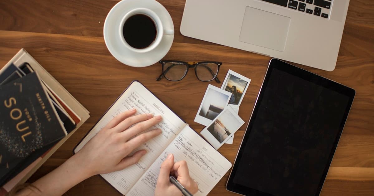 Mains démontrant une compétence pratique au travail