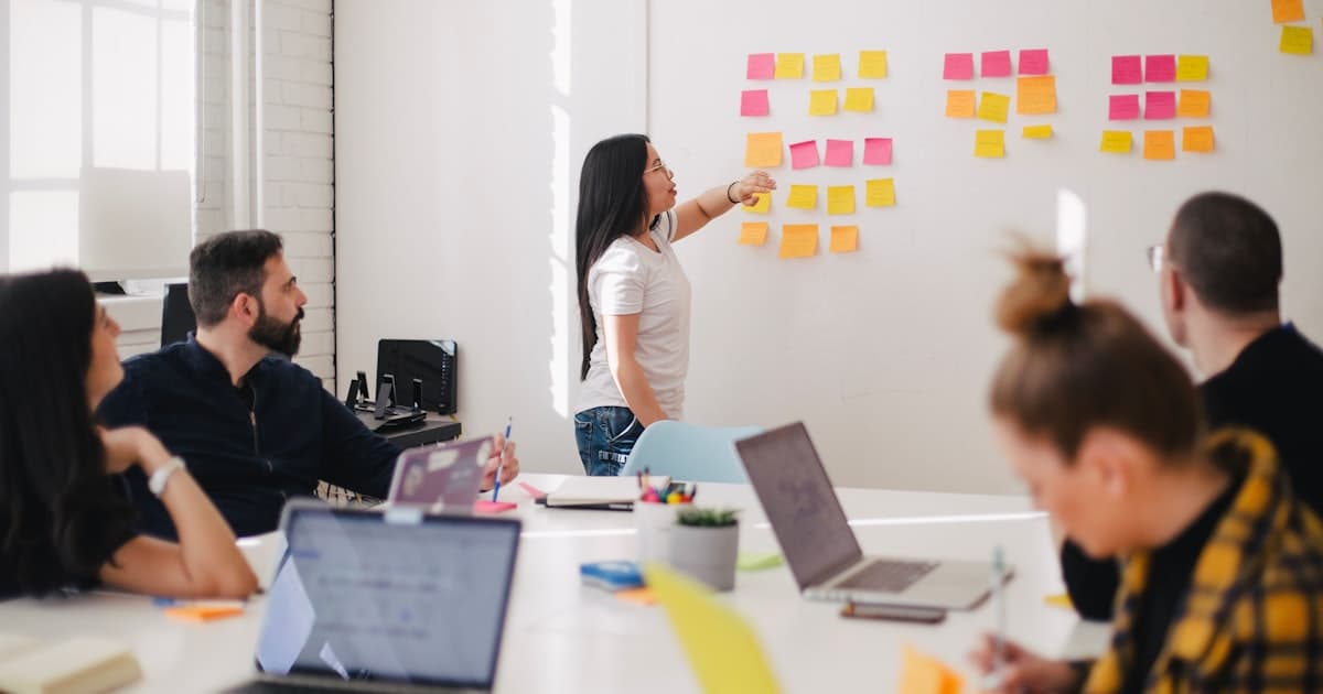 Personnes collaborant autour d'un ordinateur portable dans un environnement de travail